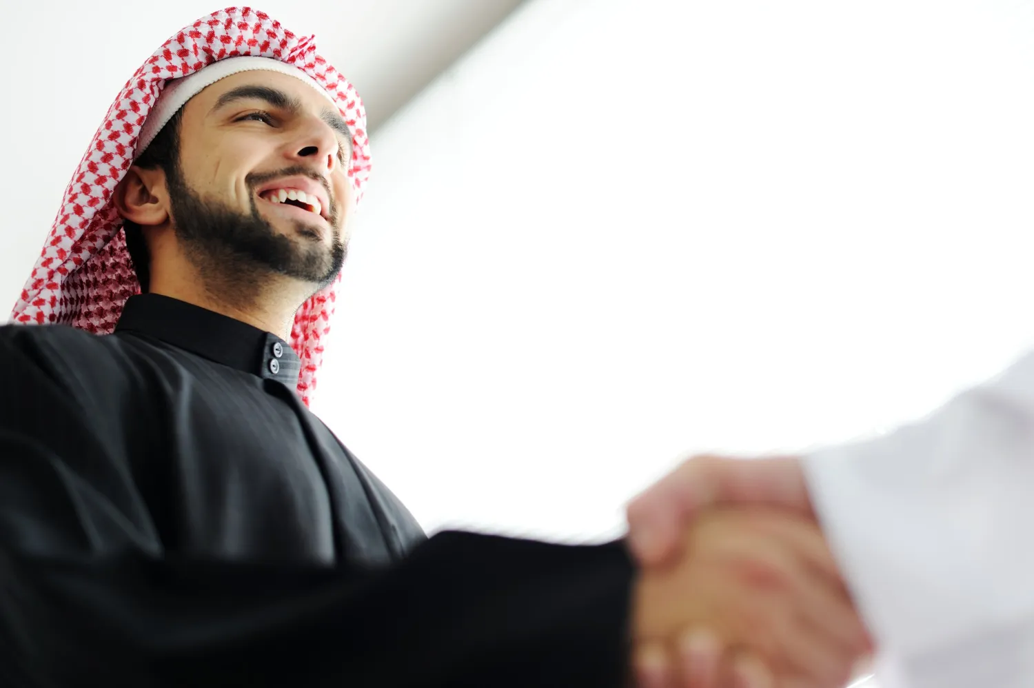 successful-arabic-business-people-shaking-hands